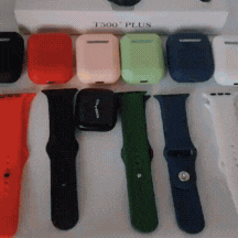 Smartwatch T500 Plus Pro con correas intercambiables y variedad de colores, mostrando el producto en detalle.