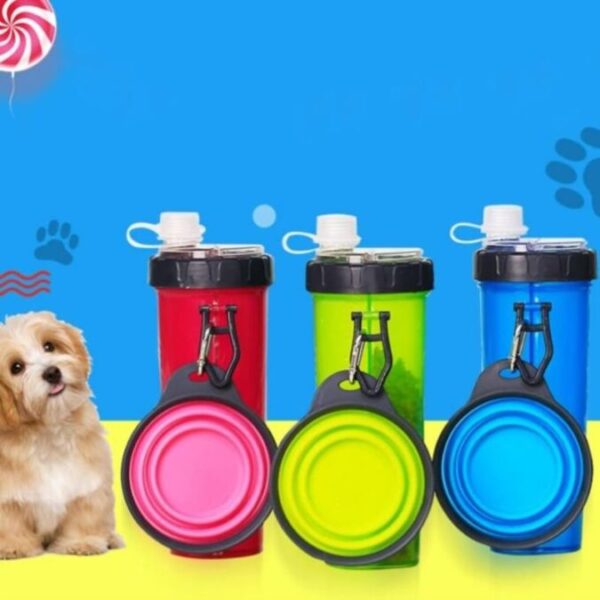 Tres botellas de agua portátiles para mascotas con tazones plegables en rojo, verde y azul junto a un perro pequeño.