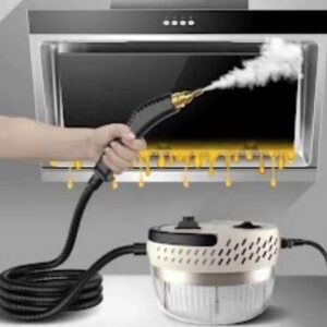 Limpiador de Vapor eliminando grasa acumulada de una campana extractora de cocina.