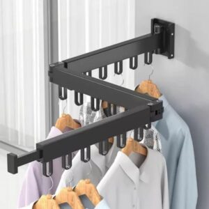 Tendedero Plegable de pared negro con camisas colgadas en ganchos de madera.