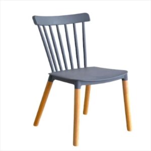 Silla Windsor moderna color gris con patas de madera en fondo blanco.